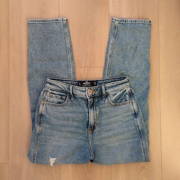 Hollister Ultra High-Rise Mom Jean - Picture 3 of 6